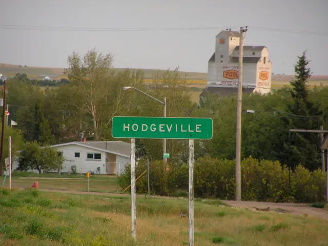 Hodgeville sign and Sask Wheat Pool elevator